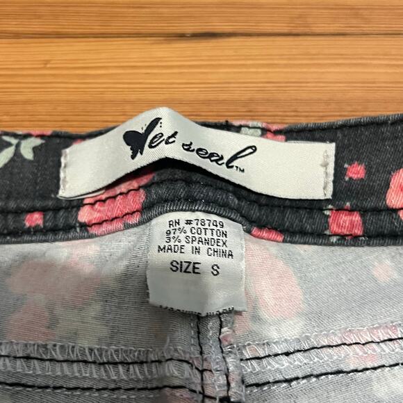 Wet Seal Vintage Rose Jeans S NWOT - Picture 2 of 6